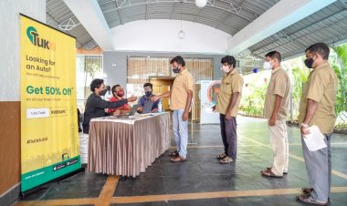 Auto drivers of Tukxi receive vaccination.