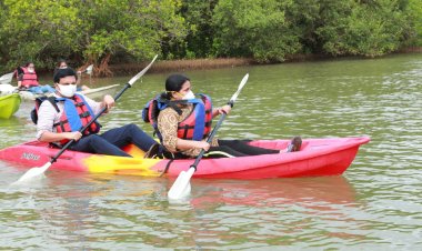 Tourism Minister gets hands-on feel of river tourism by rafting on Anjarakandi river.